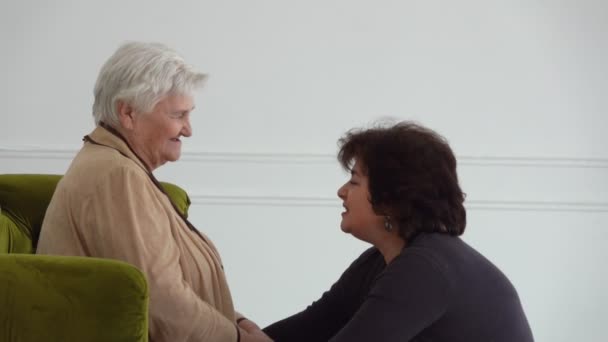 Mooie vrouw van middelbare leeftijd knuffelt haar oudere moeder — Stockvideo
