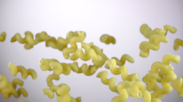 Pasta cellentani volare su uno sfondo bianco — Video Stock