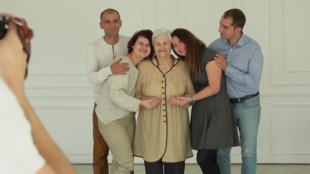 世世代代的家庭向摄影师摆姿势 — 图库视频影像