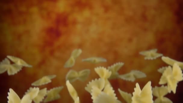 Pasta Farfalle studsa på gul ochre bakgrund — Stockvideo