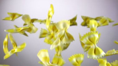 Sarı çizgili makarna Farfalle beyaz arka planda