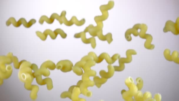 Pasta cellentani salto em um fundo branco — Vídeo de Stock