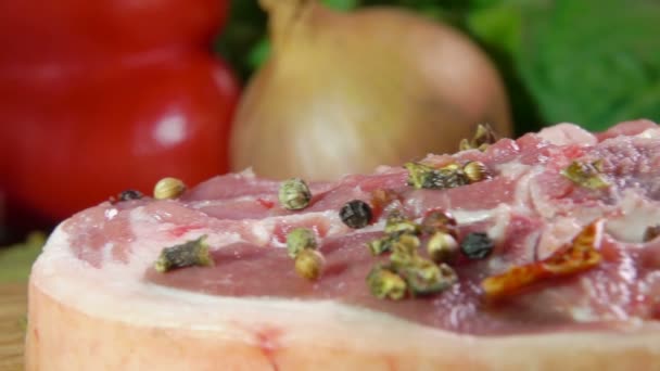 Çiğ etin üzerine düşen soğan halkaları panoraması — Stok video