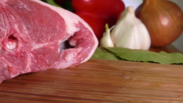 肉ステーキの厚片をナイフでボード上に切る — ストック動画