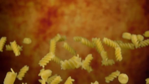 Pasta Fusili fliegt auf gelbem Hintergrund auf — Stockvideo