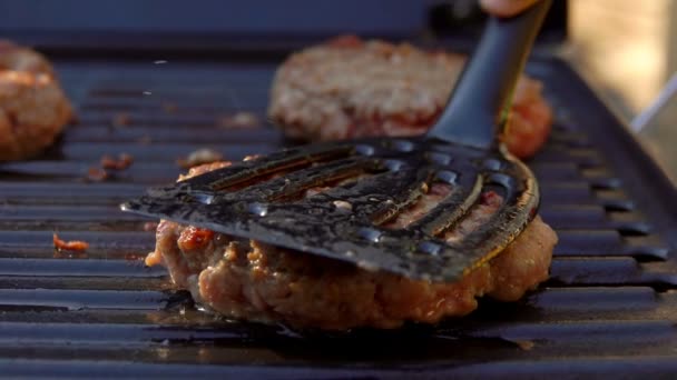 Leckeres Rinderschnitzel wird auf den Grill gepresst — Stockvideo