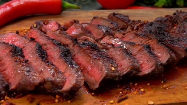 Кусочки готового мяса лежат на доске — стоковое видео
