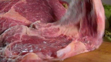 Kalın etli biftek tahtaya düşer.