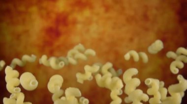 Sarı arka planda makarna selentani uçuşuyor.