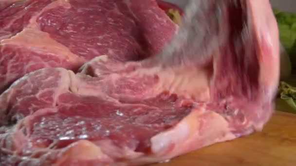 Steak de viande épaisse tombe sur la planche en bois — Video