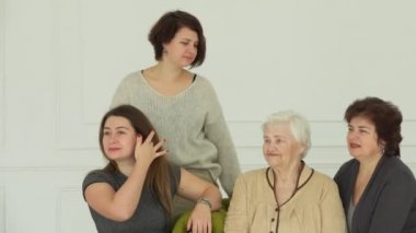 Fotoğrafçı güzel bir ailenin fotoğraflarını çekiyor.