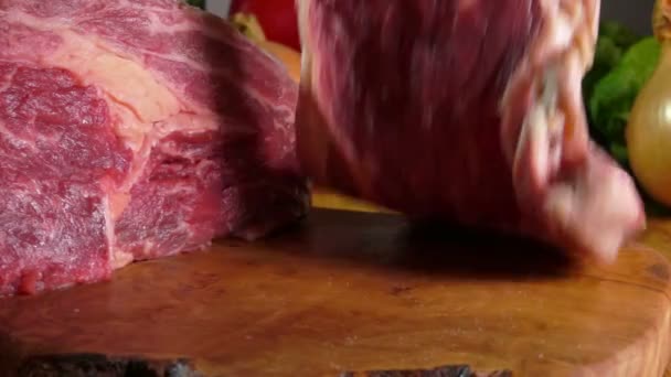 Bife de carne crua cai na tábua de madeira — Vídeo de Stock