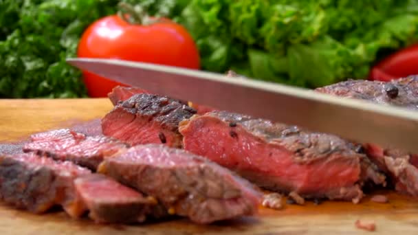 Rodajas de filete de carne preparado convertido con un cuchillo — Vídeos de Stock