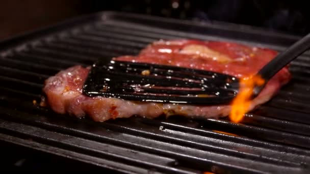 Bife de carne delicioso é pressionado para a grelha — Vídeo de Stock