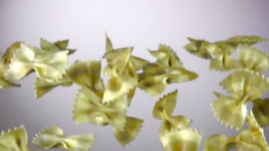 Çizgili Makarna Farfalle havada uçuyor