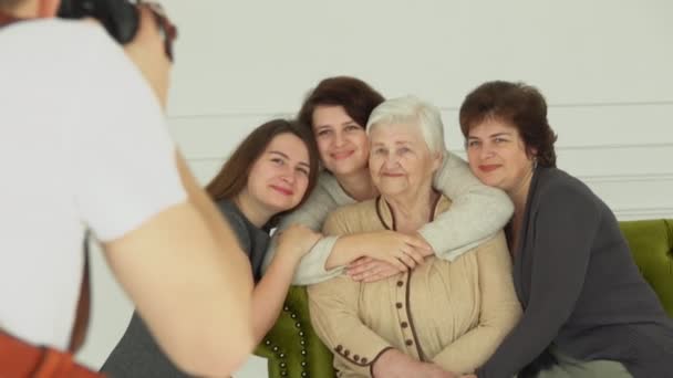 Fotograf fotografiert eine ältere Frau mit ihren Enkelinnen — Stockvideo