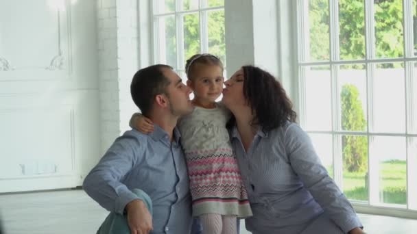 Fotograf ta bilder av en familj med en söt leende dotter — Stockvideo