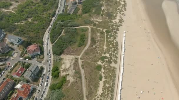 Schieten vanuit de lucht van de zee en het zandstrand in de buurt van de stad — Stockvideo