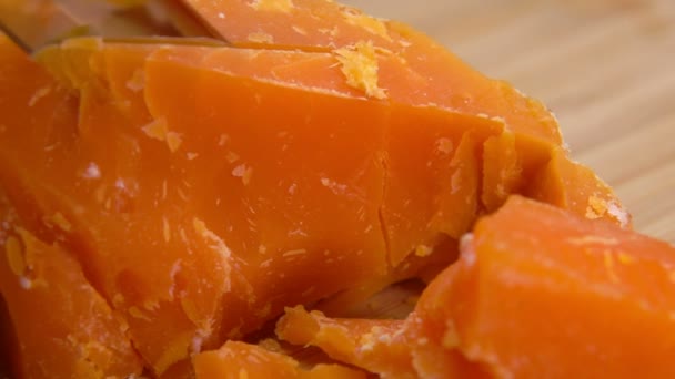 Bıçak sert bir Fransız Mimolette peyniri keser ve kırar. — Stok video