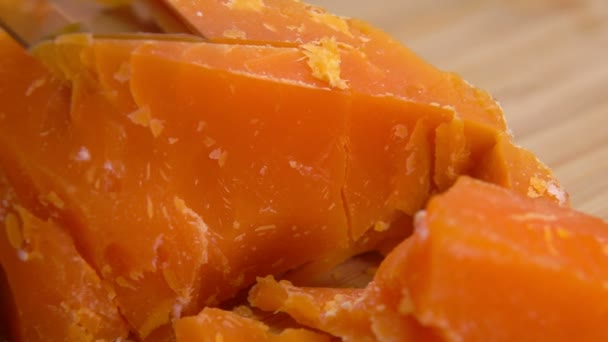 Kés vágja és töri a kemény francia Mimolette sajt — Stock videók