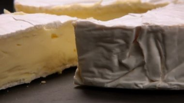 Peynirden alınan krem peynirin süper yakın çekimi.