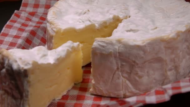 Stück weicher Camambert-Käse wird aus einem Käse genommen — Stockvideo