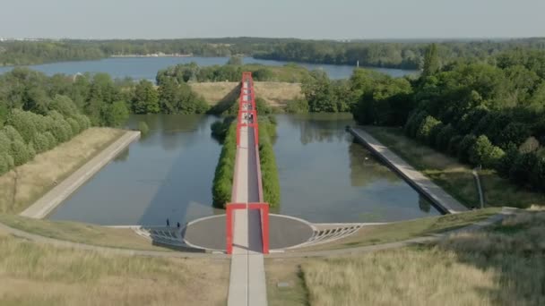 Letecké focení koncepčního mostu s červenými oblouky na řece Oise — Stock video