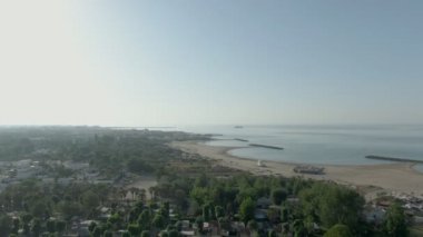 Bir güney şehriyle deniz kıyısında hava saldırısı.