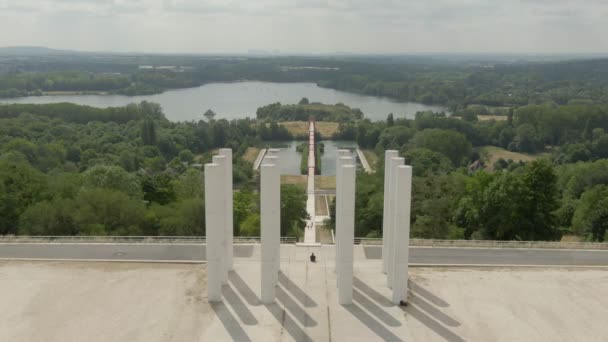 Moderní architektonická kompozice dvanácti sloupů de Saint-Christophe — Stock video