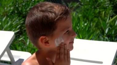 Küçük çocuk güneş kremi ile bulaşmış