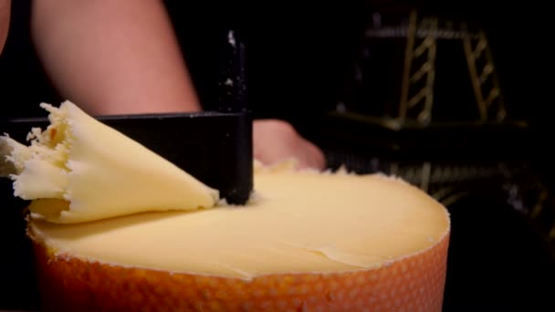 Girolle Käseschaber Spezialmesser schneidet Späne von einem Hartkäse — Stockvideo