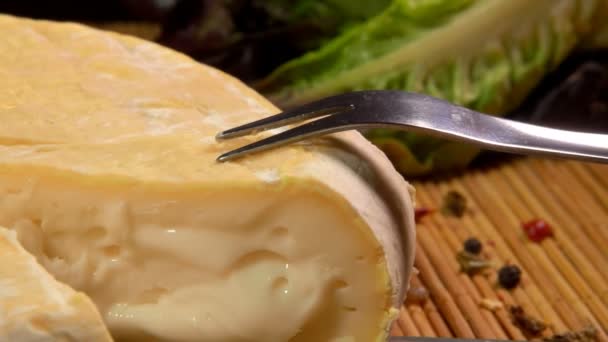 Peça triangular de uma brie cremosa retirada de queijo inteiro — Vídeo de Stock