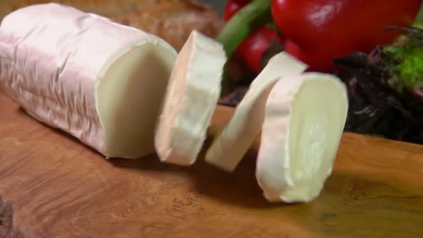 Fransız Sainte maure de Touraine keçi peyniri parçaları tahtaya düşer. — Stok video