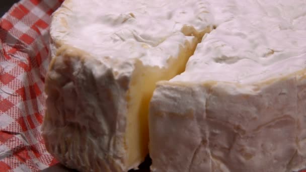 Pezzo di formaggio morbido camambert viene estratto con un coltello — Video Stock