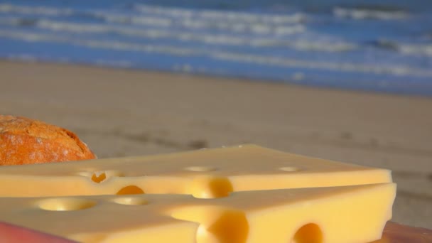 Primer plano de queso con grandes agujeros en el fondo del mar — Vídeos de Stock