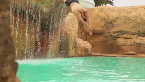 Junger attraktiver Mann stürzt sich in Schwimmbad im Wasserpark — Stockvideo