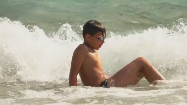 High transparent waves of the sea surf cover boy in a swimming goggles — Stock Video