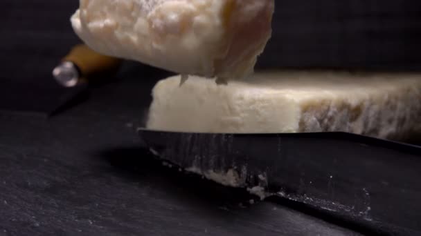 Cięcia nożem i widelec podnosi kawałek miękkiego koziego sera — Wideo stockowe
