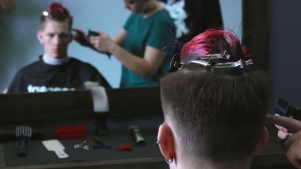 Mira a través del espejo en la mujer de formación para hacer un corte de pelo de la máquina — Vídeos de Stock