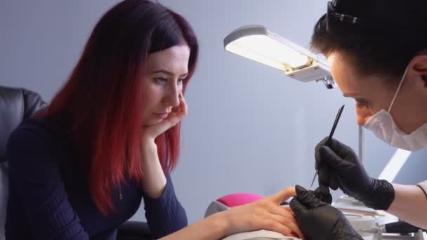 Manicurista sta lavorando sulle unghie del suo cliente femminile — Video Stock