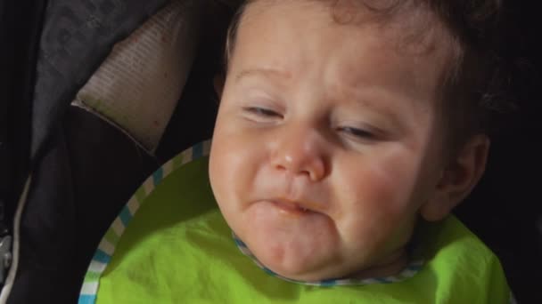 Krullend hongerig baby eet puree groenten — Stockvideo