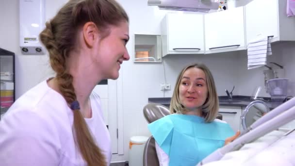 Il dentista sta parlando con il paziente per capire il problema — Video Stock