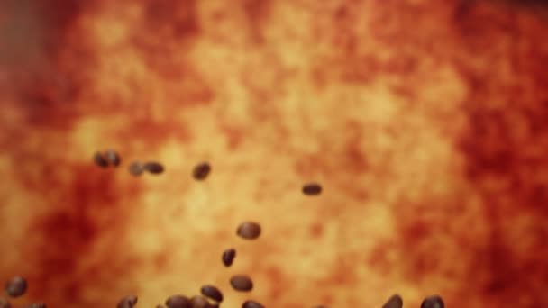 Grãos de café torrados estão voando sobre o fundo ocre amarelo — Vídeo de Stock