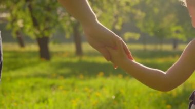 Anne kız el ele tutuşup yürüyorlar. 