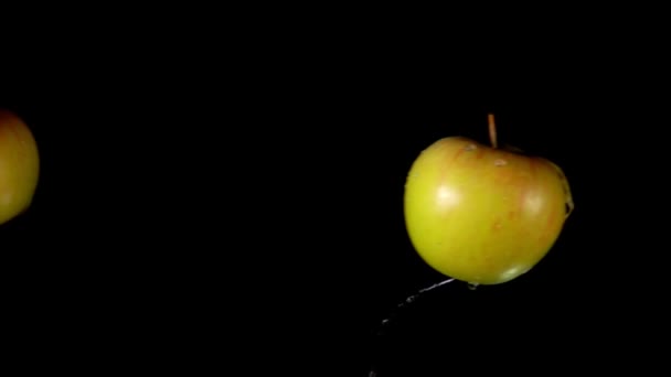 Két finom zöld alma összeütközik egymással, felemelkedő vízcseppek. — Stock videók