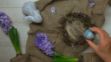 Hibiscus çayı boyanmış Paskalya yumurtası çiçeğin arka planına yerleştirilmiş.