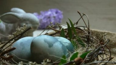 Çiçeklerin arka planındaki Hibiscus boyalı Paskalya yumurtasını kapat.