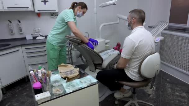 Enfermeira está preparando uma menina fofa para o exame dentário — Vídeo de Stock