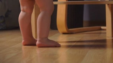 Küçük sevimli bebeğin ilk adımlarını attığı ayak manzarası