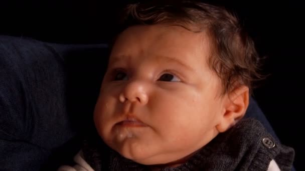En liten svartögd bebis gråter framför kameran. — Stockvideo